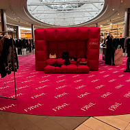 Обустройство корнера в формате pop-up в ТЦ МЕГА г. Казань, ковровым покрытием с индивидуальным дизайном для магазина FRWL